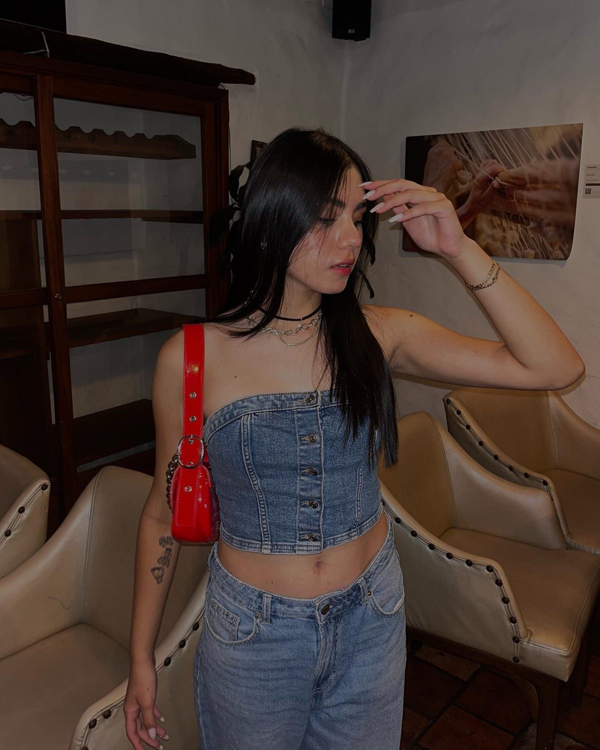 Camila Cifuentes con look denim y bolso rojo