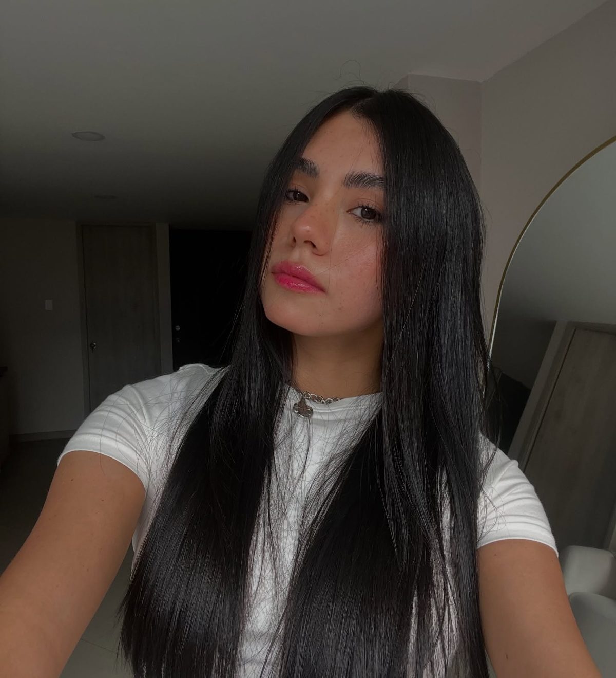 Camila en selfie con camiseta blanca