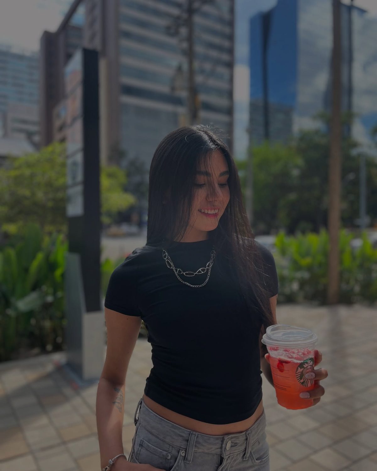 Camila en la calle con un jugo