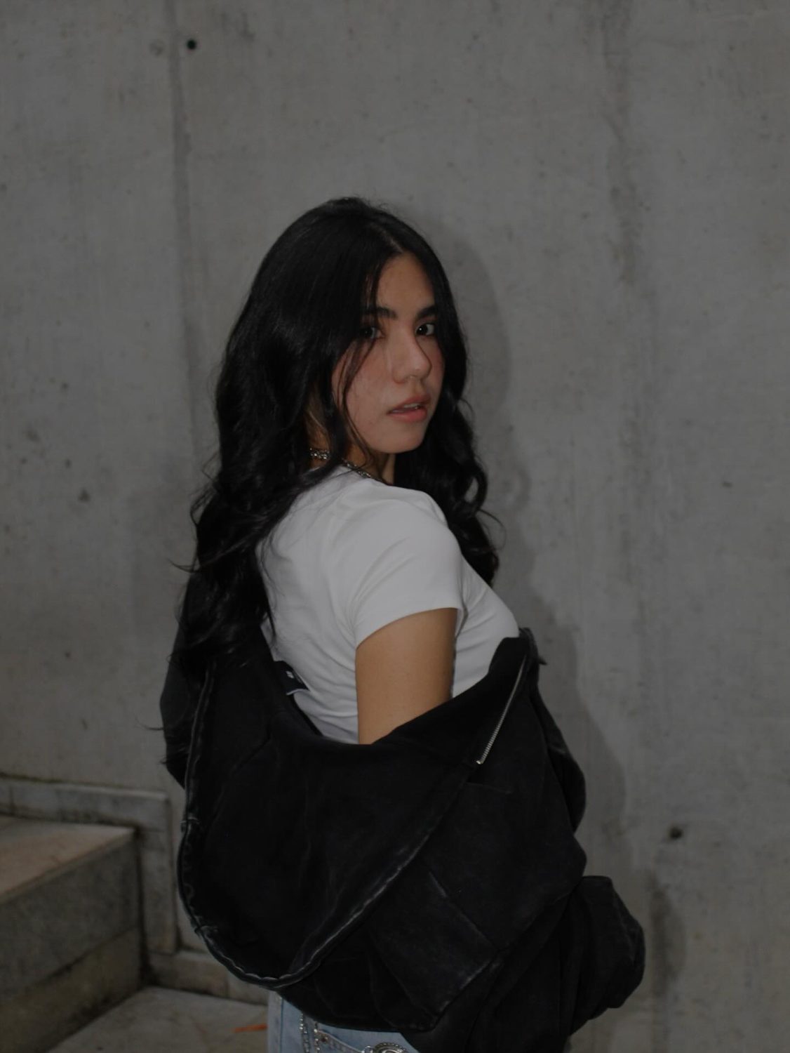 Camila de espaldas, look oversized